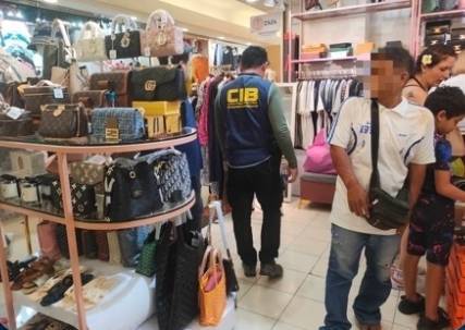 สำนักงานตำรวจแห่งชาติเดินหน้าปราบปรามสินค้าละเมิดลิขสิทธิ์ ย้ำดำเนินคดีผู้กระทำผิดอย่างเด็ดขาด 270636